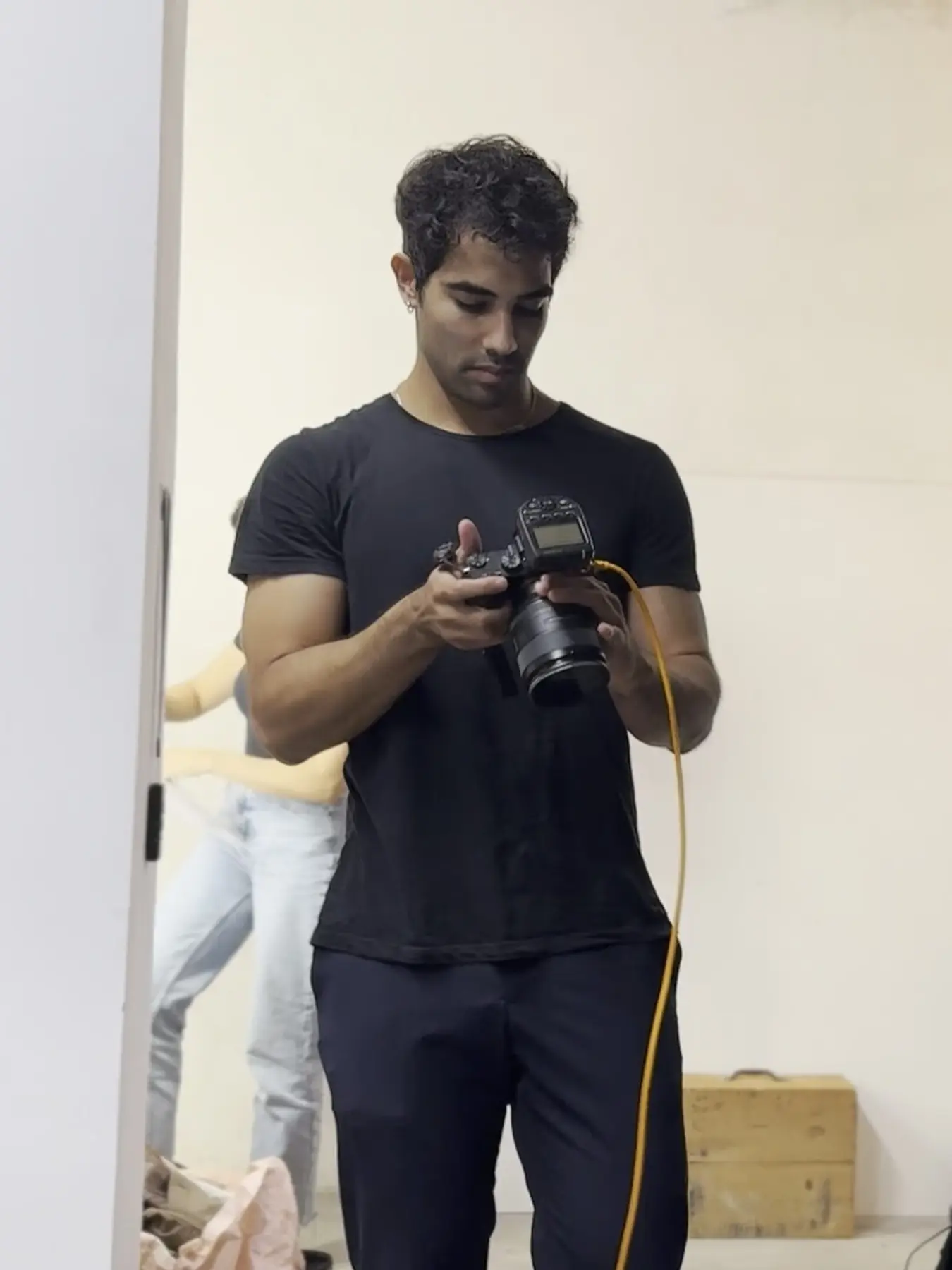 Pau Gros trabajando con su cámara