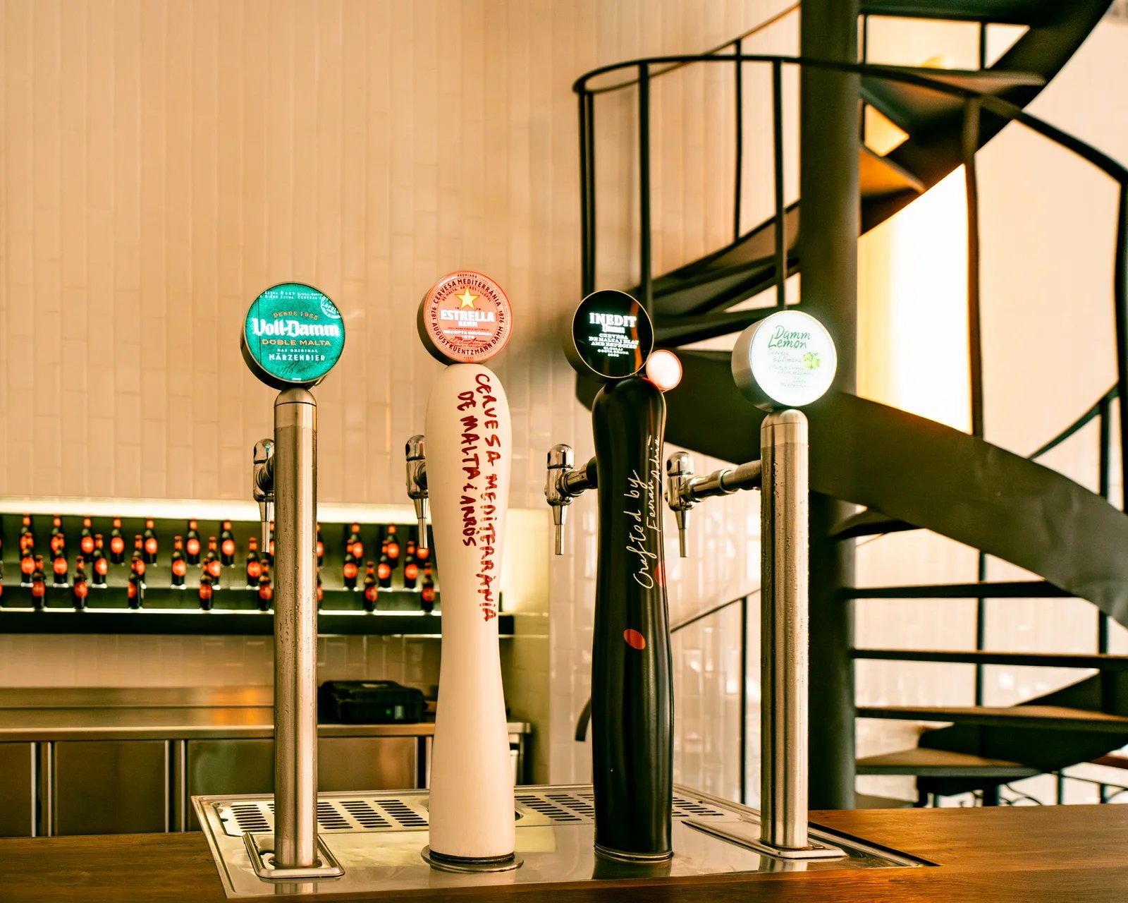 Grifos de cerveza y detalle de un espacio de restauración
